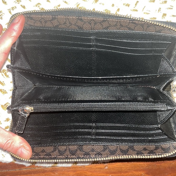 COPY - Coach leather wallet with tons of card and coin storage! - Picture 3 of 6